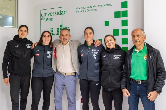 El vicerrector de Estudiantes, Deporte y Cultura de la ULE, Diego Soto (centro izquierda), con integrantes del equipo femenino del ULE Sprint Atletismo.