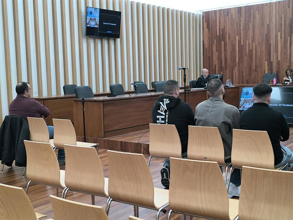 Cuatro acusados de introducir 650 kilos de cocaína camuflados en un cargamento de bananas llegadas al Puerto de Vigo.