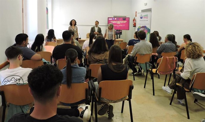 Jóvenes sevillanos y portugueses comparten experiencias sobre desarrollo y participación en una jornadad del proyecto 'Rural Voices', en la Casa de la Provincia.