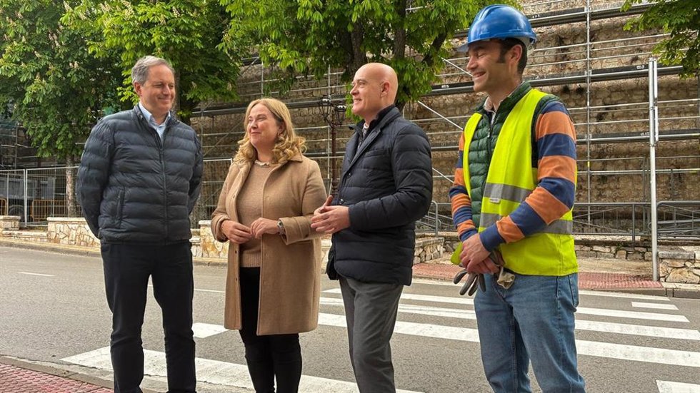 La alcaldesa de Burgos, Cristina, Ayala y el concejal de patrimonio, Angel Manzanedo, con técnicos frente a la muralla