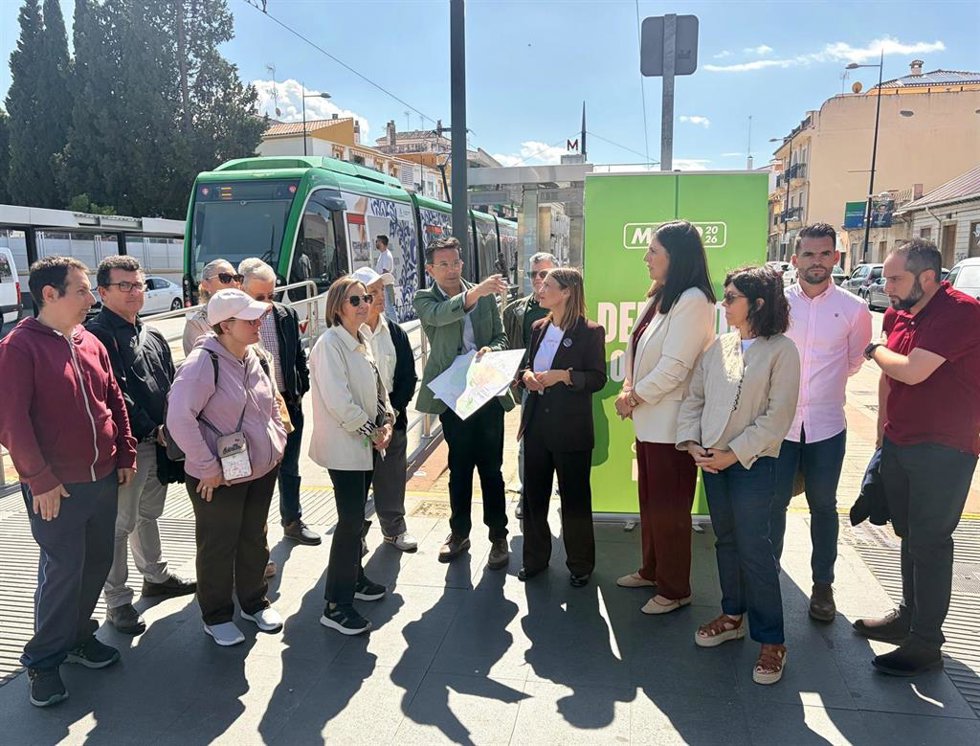 Los candidatos socialistas en la estación terminal del metro en Albolote.