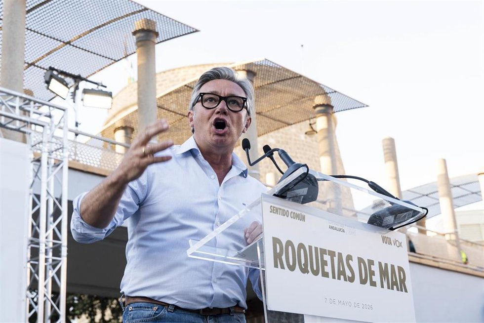 El candidato de Vox a la Presidencia de la Junta, Manuel Gavira, interviene durante un mitin en Roquetas de Mar. A 07 de mayo de 2026, en Roquetas de Mar, Almería (Andalucía, España). 