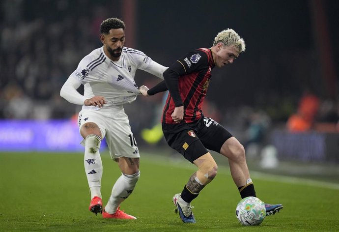 Archivo - Alex Jiménez pugna por un balón con Mattheus Cunha durante el AFC Bournemouth-Manchester United de la Premier League 25-26