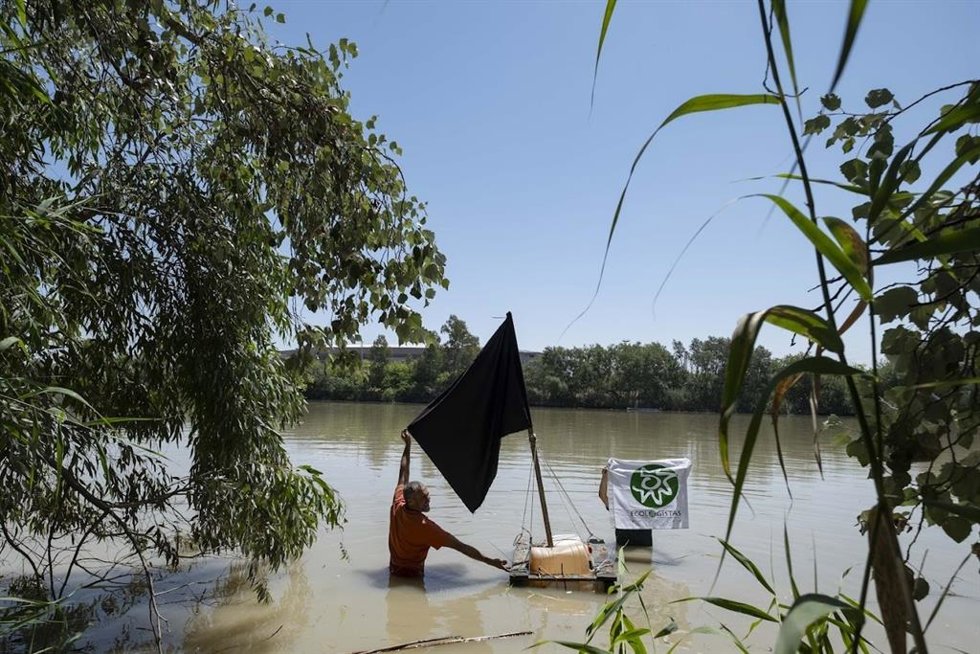 Archivo - Bandera negra en el Guadalquivir en el punto de vertido contaminante "previsto" por una mina de Aznalcóllar.