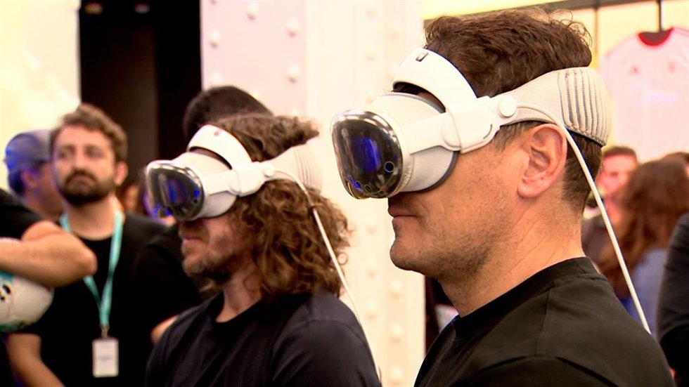 Carles Puyol e Iker Casillas prueban en Barcelona la experiencia inmersiva XR de LaLiga