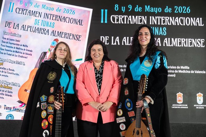 La diputada provincial Matilde Díaz, junto a integrantes de la Tuna Femenina Universitaria de Almería, con motivo del II Certamen Internacional de Tunas de la Alpujarra Almeriense.