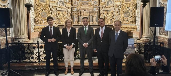El doctor en Historia del Arte, José Gabardón, tras la conferencia sobre el 'tesorillo romano' de El Castillo de las Guardas, pronunciada en la iglesia de San Luis de los Franceses.