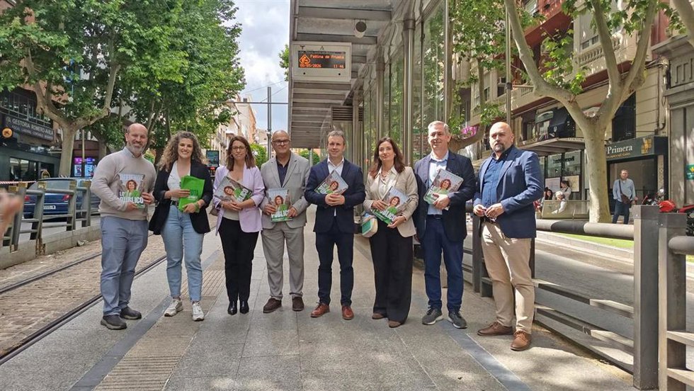 Reparto electoral del PSOE junto a la parada del tranvía