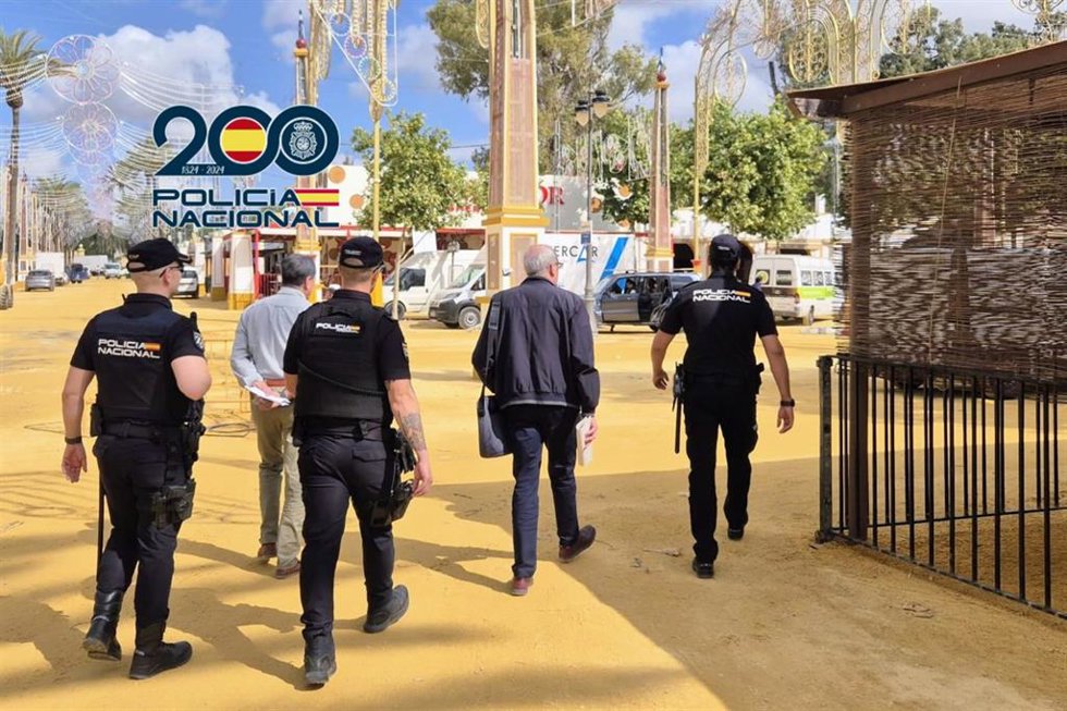 Agentes de la Policía Nacional entrando en la Feria de Jerez para realizar inspecciones laborales en casetas.