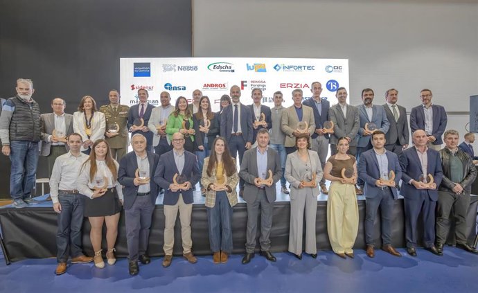 El Consejero De Educación, Formación Profesional Y Universidades, Sergio Silva, Entrega Los Sellos 'Empresa Formadora FP Dual'.