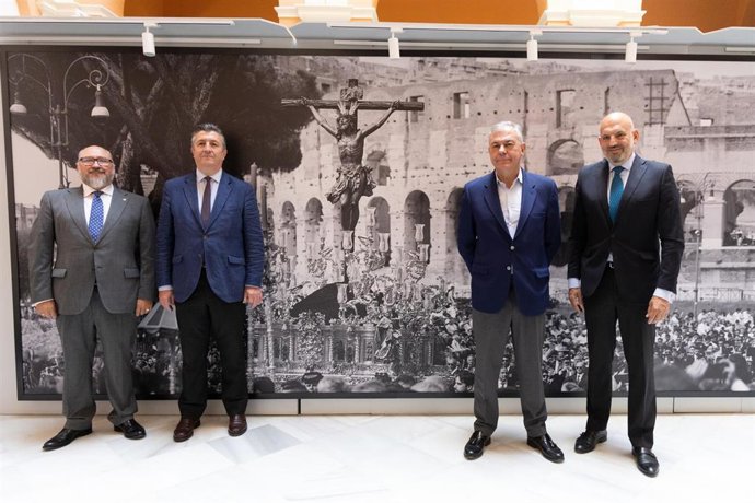 El comisario, Manuel Romero; el hermano mayor del Cachorro, José Luis Aldea; el alcalde, José Luis Sanz, y el delegado de Fiestas Mayores, Manuel Alés, en la presentación de la muestra sobre la estancia en Roma por el Jubileo de las Cofradías.