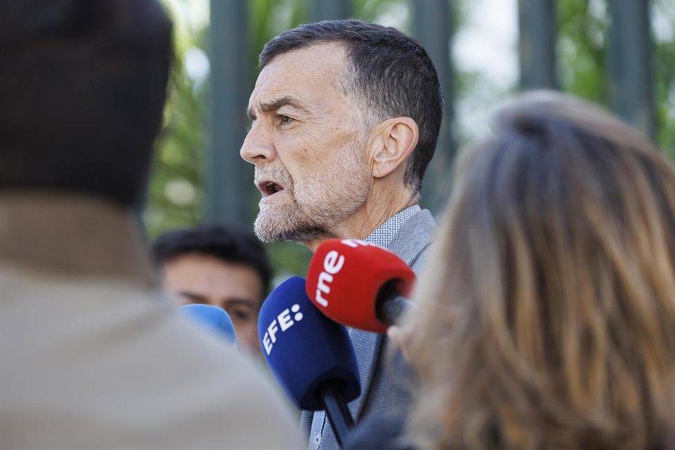 El candidato de Por Andalucía a la Presidencia de la Junta, Antonio Maíllo, durante una atención a los medios. Imagen de archivo.