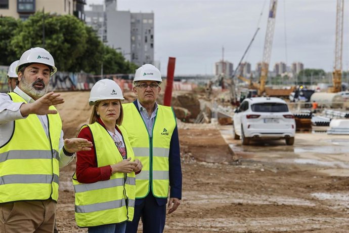 La delegada del Gobierno en la Comunitat Valenciana, Pilar Bernabé (c), y el comisionado para el Corredor Mediterráneo, Joan Calabuig (d), durante una visita a las obras del Canal de Acceso, a 8 de mayo de 2026, en Valencia