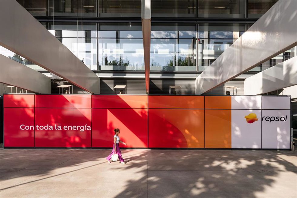 Archivo - Campus con el nuevo logo de Repsol