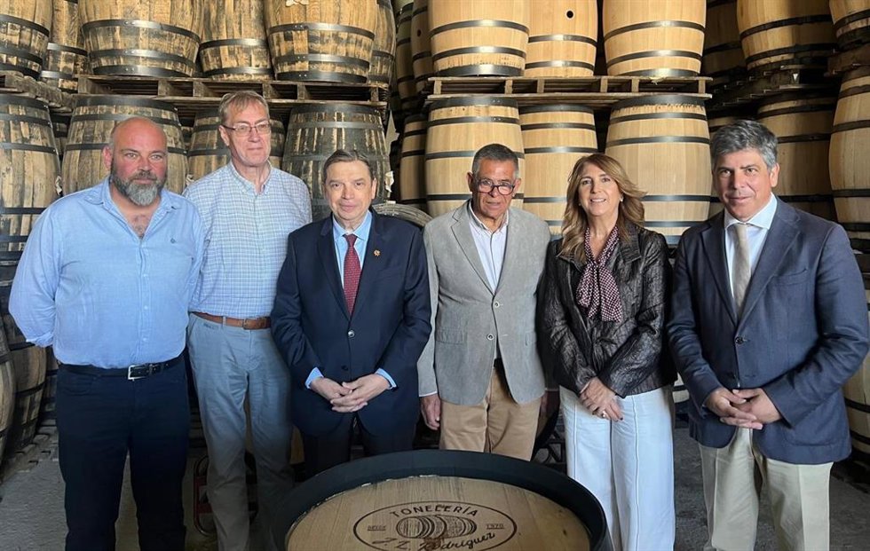 El ministro Luis Planas visita Tonelerías José Luis Rodríguez en Montilla.