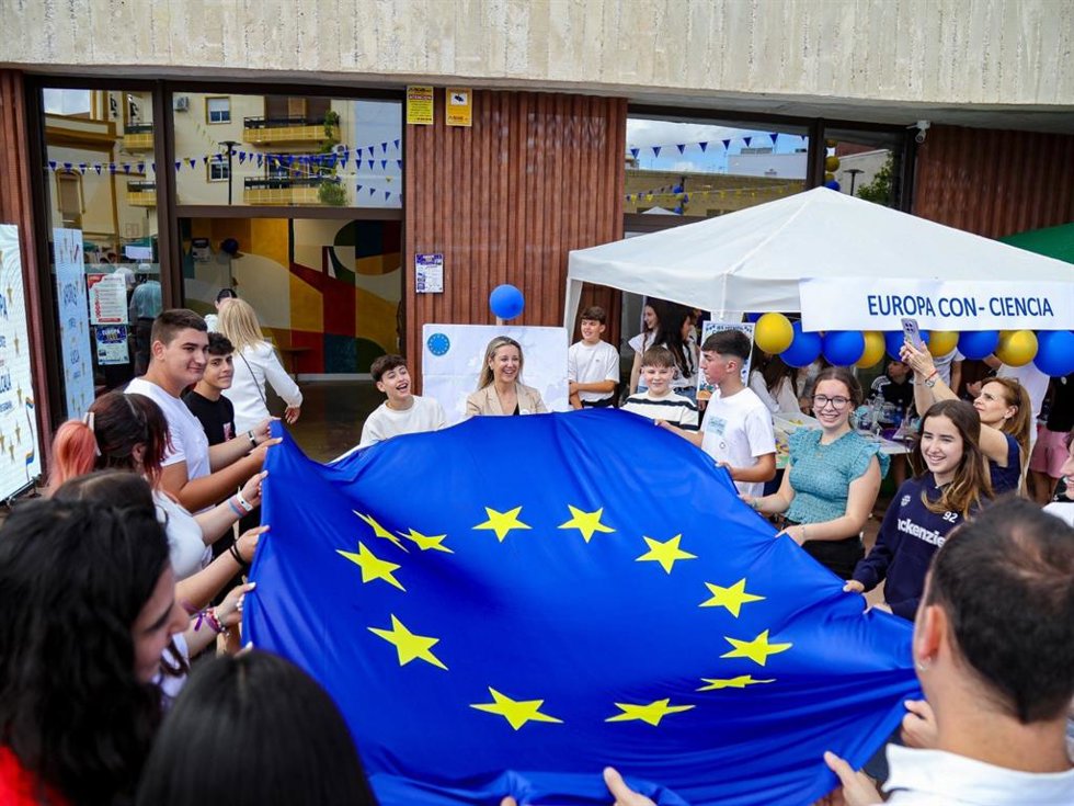 Alumnos de los institutos de Alcalá de Guadaíra celebrando el Día de Europa.