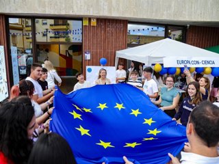 Alumnos de los institutos de Alcalá de Guadaíra celebrando el Día de Europa.