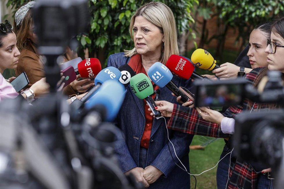 La consellera de Educación de la Comunidad Valenciana, Carmen Ortí, atiende a los medios. 