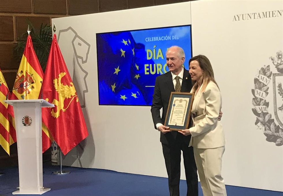El político venezolano, Antonio Ledezma, recibe la Estrella de Europa de manos de la alcaldesa de Zaragoza, Natalia Chueca