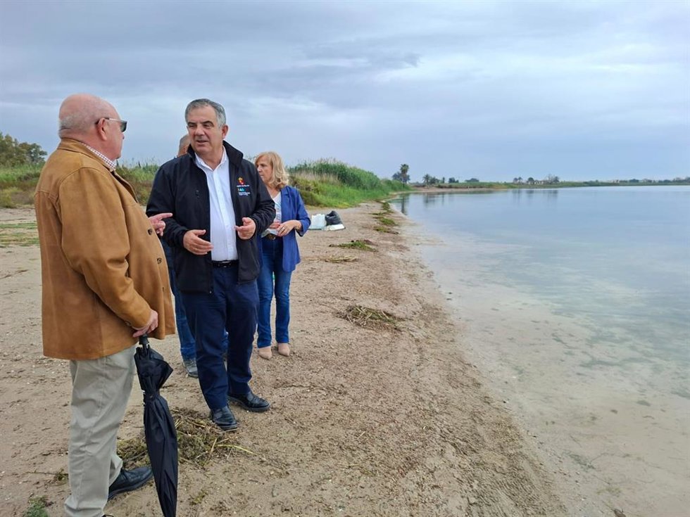 El consejero de Medio Ambiente, Universidades, Investigación y Mar Menor, Juan María Vázquez, visita las brigadas que realizan los trabajos de retirada de biomasa en el Mar Menor tras las recientes lluvias caídas en la zona