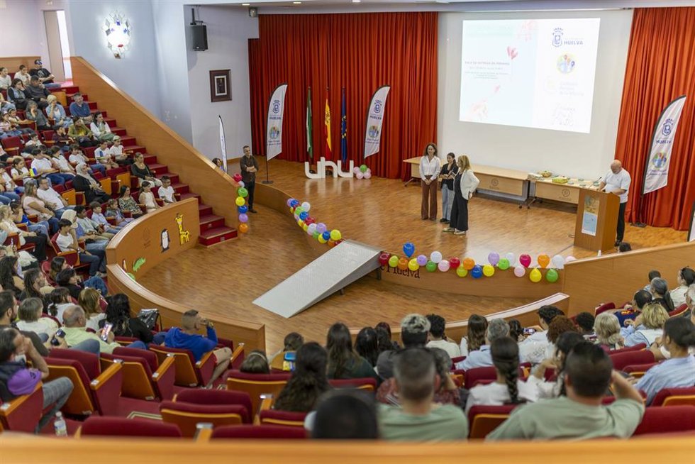 Imagen de la décima edición de los Premios Atados en el Salón de Actos de la Facultad de Derecho de la Universidad de Huelva, en el Campus de El Carmen.
