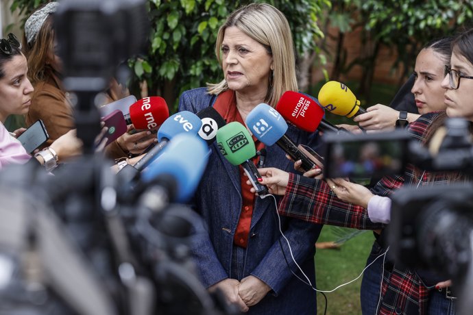 La consellera d'Educació de la Comunitat Valenciana, Carmen Ortí, atén als mitjans. 