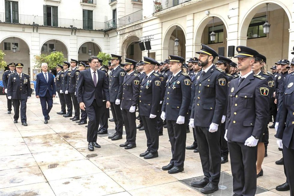 Acto por el Día de la Policía Local, celebrado este viernes en la plaza del Ayuntamiento de Alicante