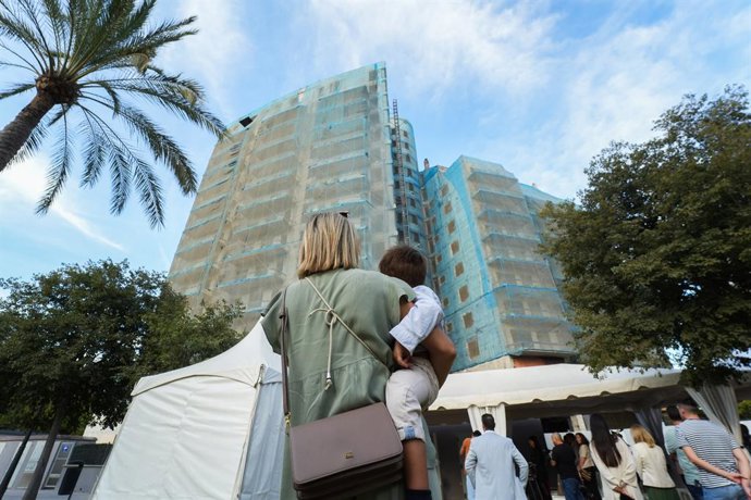 Archivo - Arxiu - Un grup de persones durant l'acte commemoratiu després de complir-se un any de l'incendi de l'edifici del Campanar, a 27 de setembre del 2025, a València