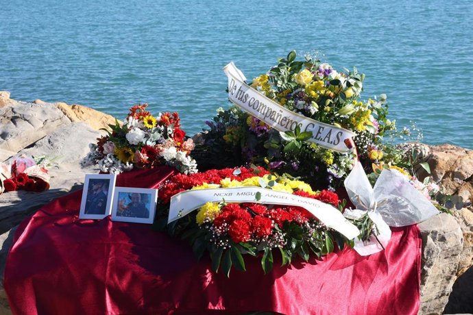 Archivo - Una ofrenda floral en homenaje a los guardias civiles fallecidos, en el puerto de Barbate, a 9 de febrero de 2025, en Barbate, Cádiz, Andalucía (España). ARCHIVO.