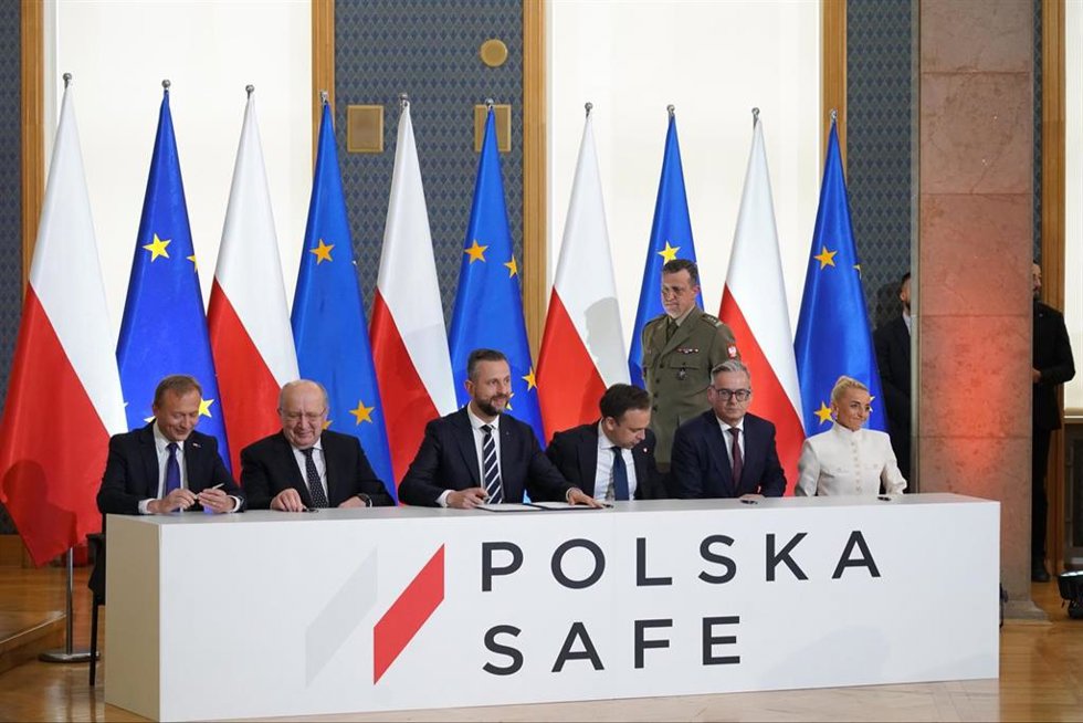 Comisarios de la UE y ministros de Polonia firman el acuerdo de préstamo SAFE de Polonia