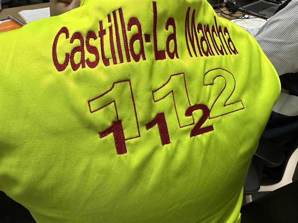 Archivo - Trabajador del Servicio de Emergencias 112 de C-LM.