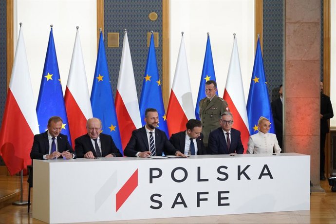 Comisarios de la UE y ministros de Polonia firman el acuerdo de préstamo SAFE de Polonia