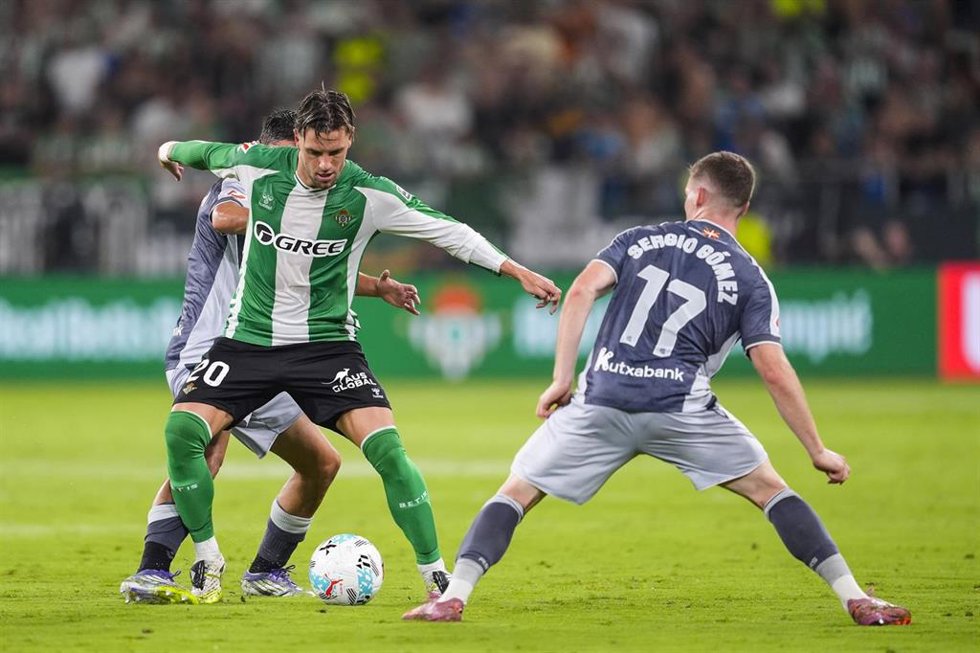 Archivo - El jugador del Real Betis Giovani Lo Celso junto a Sergio Gómez (Real Sociedad) en el partido de ida en La Cartuja.