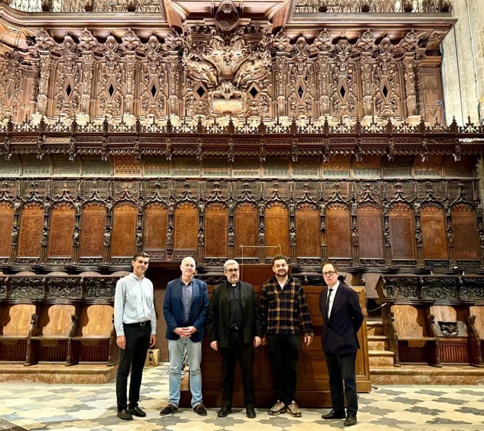 Imagen de los integrantes de la comisión encargada de la restauración de los órganos de la Catedral de Sevilla.
