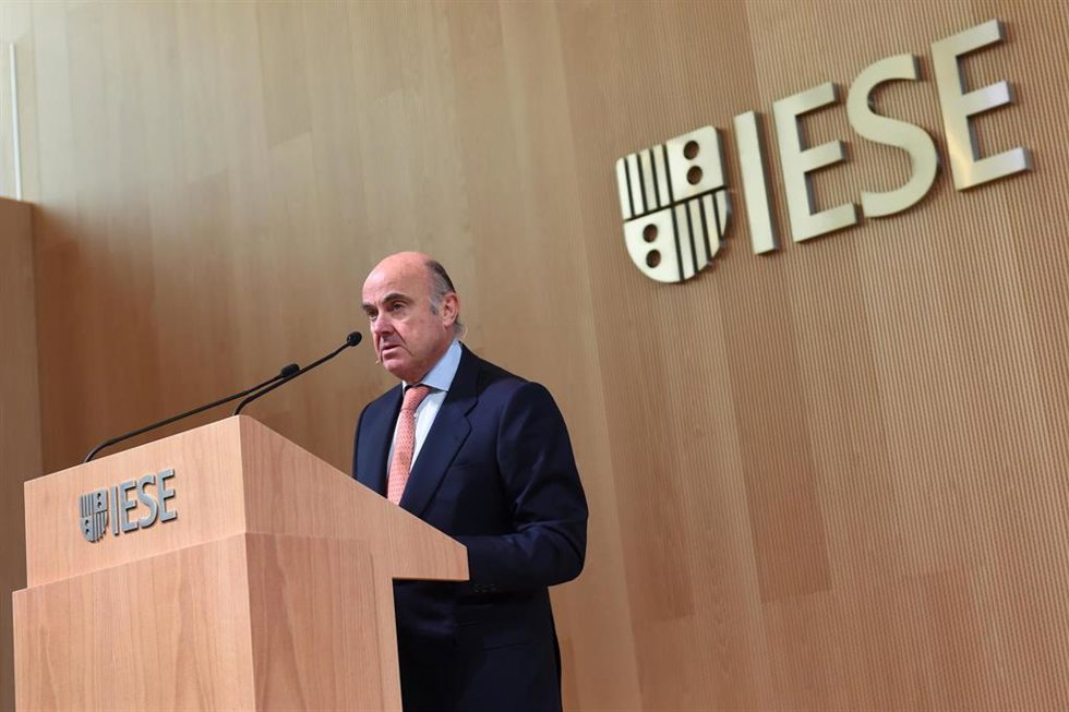 Archivo - El vicepresidente del Banco Central Europeo (BCE), Luis de Guindos, durante la segunda jornada del 18º encuentro del sector bancario, a 17 de mayo de 2023, en Madrid (España). Durante el debate, se habla sobre el sector bancario, que ha apoyado 