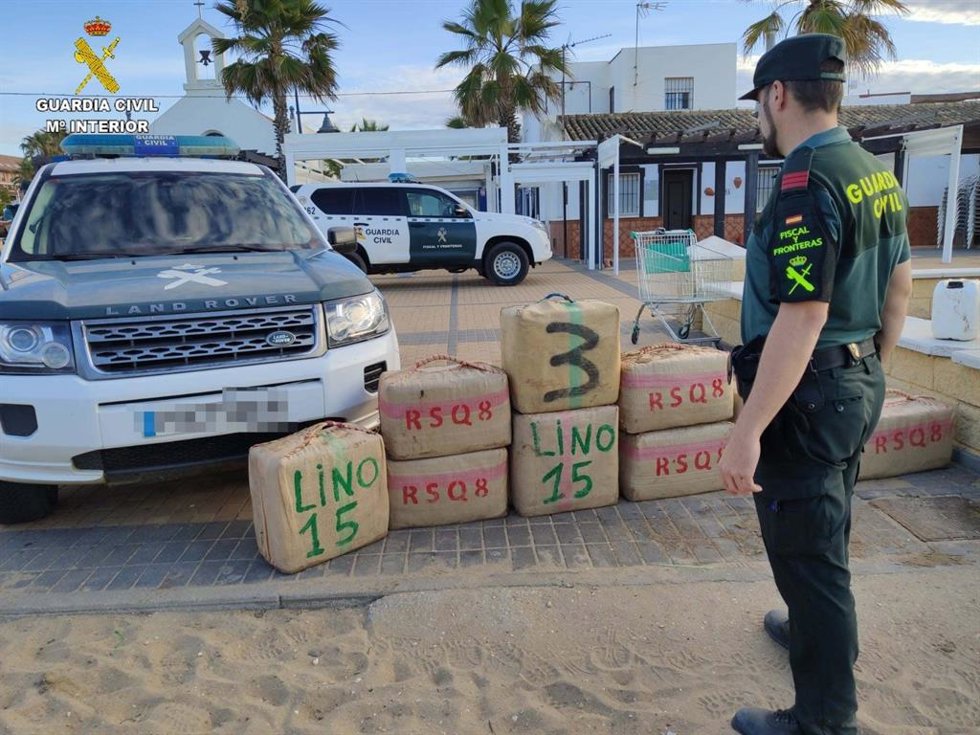 Archivo - Alijo de hachís intervenido por la Guardia Civil en la playa de La Antilla (Huelva)