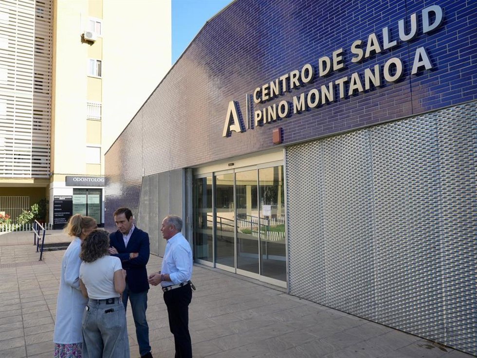 El cabeza de lista de Vox al Parlamento de Andalucía por la provincia de Sevilla, Javier Cortés, en el centro de salud de Pino Montano