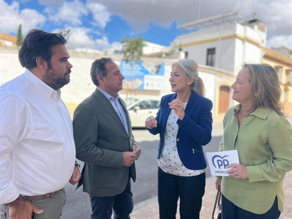 La cabeza de lista del PP por Sevilla el 17M, Patricia del Pozo, y el presidente del PP sevillano, Ricardo Sánchez, en el centro, acompañados del alcalde de Mairena del Alcor, Juanma López, en una visita al municipio dentro de la campaña electoral.