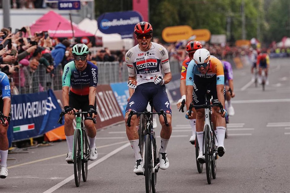 Paul Magnier celebra su victoria en la primera etapa del Giro de Italia 2026