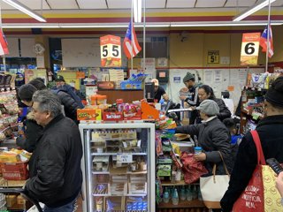 Archivo - Ciudadanos estadounidenses en un supermercado en Brooklyn.