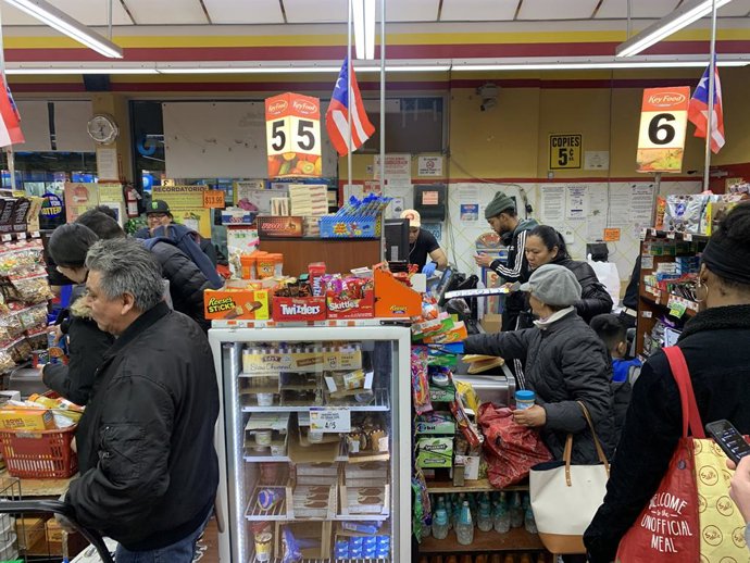 Archivo - Arquivo - 12 de março de 2020, EUA, Nova York: Pessoas compram alimentos e produtos em um supermercado no Brooklyn em meio ao medo do coronavírus. Foto: Niyi Fote/TheNEWS2 via ZUMA Wire/dpa