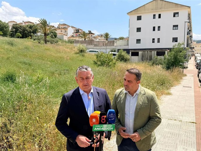 Antonio Sanz con el presidente local del PP y alcalde, Mario Casillas.