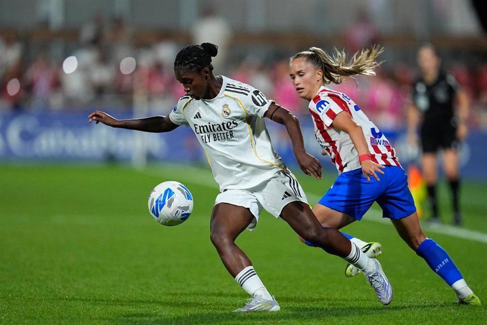 Archivo - Linda Caicedo y Andrea Medina durante el Atlético de Madrid-Real Madrid de la Liga F Moeve 25-26