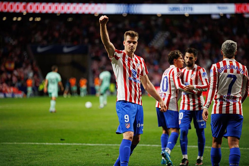 El delantero del Atlético de Madrid Alexander Sorloth celebra un gol.