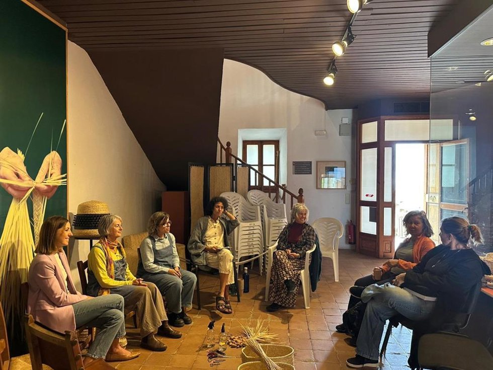 El Consell organiza un taller de llata en castillo de Capdepera para reivindicar el legado de la artesanía tradicional
