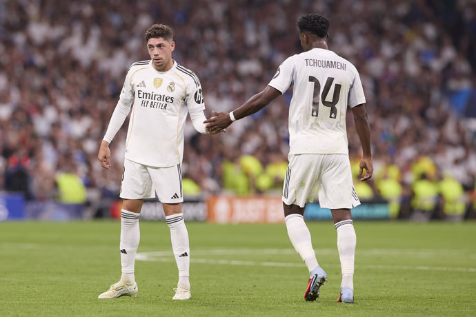Archivo - Arquivo - 16 de setembro de 2025, Madri, Espanha: Federico Valverde (à esquerda), do Real Madrid CF, e Aurélien Tchouameni (à direita), do Real Madrid CF, em ação durante a partida da primeira rodada da Liga dos Campeões da UEFA 2025/2026 entre 