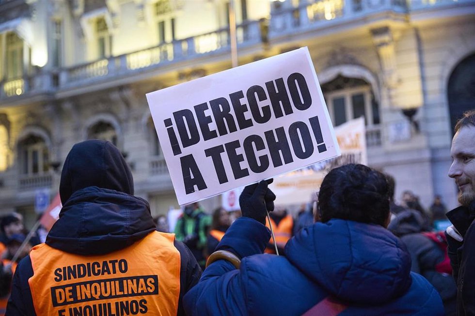 Archivo - Varias personas durante una manifestación frente al Congreso por el fin de la moratoria antidesahucios.