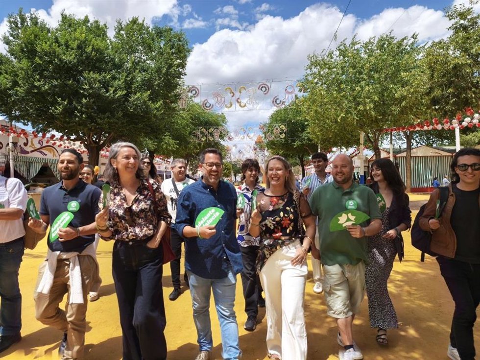El candidato de Adelante en las elecciones del 17M, José Ignacio García, junto a la candidata por Sevilla, Begoña Iza (2i y 3i) y a los candidatos nazarenos Juanma Sayalongo e Inmi Vargas, en una visita a la Feria de Dos Hermanas (Sevilla).