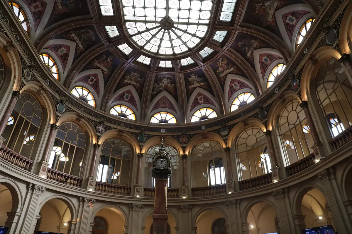 Vista de un reloj en el Palacio de la Bolsa