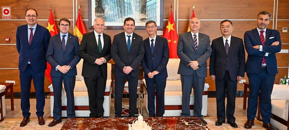 Almuerzo de trabajo celebrado en la Embajada de China en España junto al embajador chino, Yao Jing.